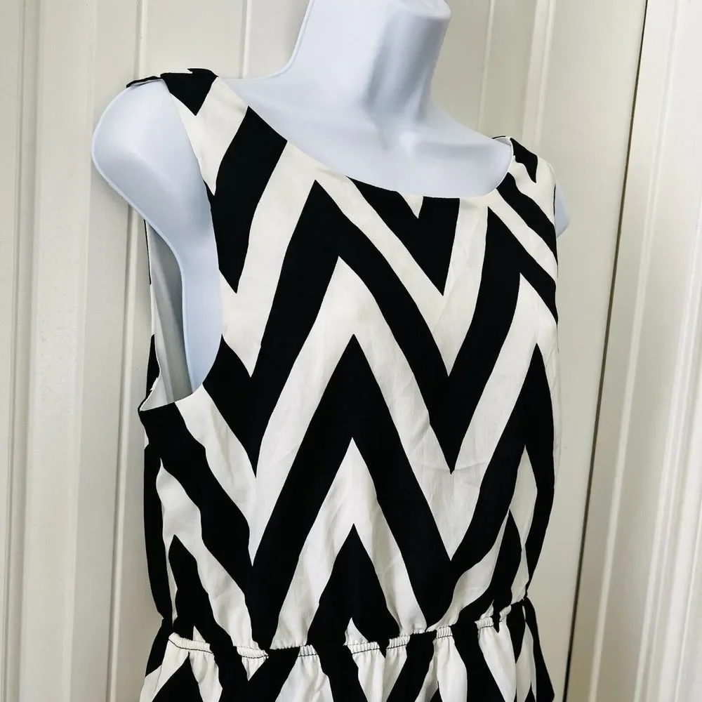 Everly Chevron Sleeveless Elastic Waist Black White Dress Large Lined Pockets - Picture 4 of 13